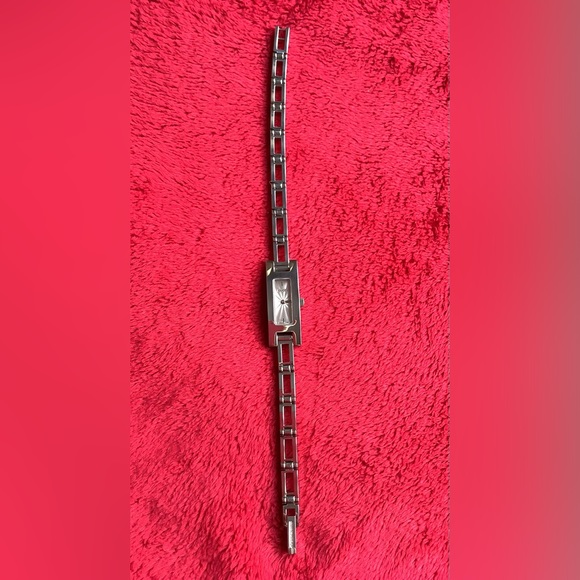 Very attractive ❤️Gucci❤️watch 🌹 - Picture 3 of 13